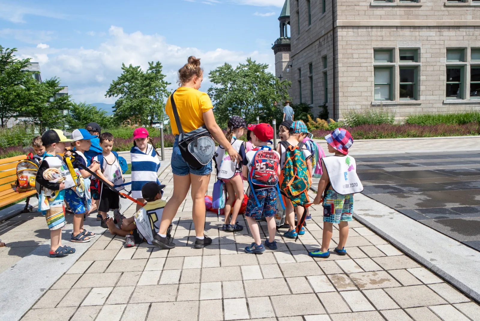 Groupe d'enfants et d'éducatrices en sortie extérieure dans une rue de Québec