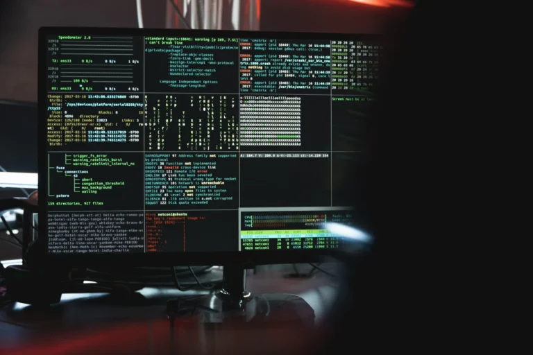 Écran d'ordinateur affichant des lignes de code dans le noir