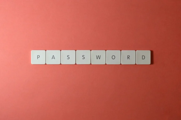 Touches de clavier formant le mot PASSWORD sur un fond rouge