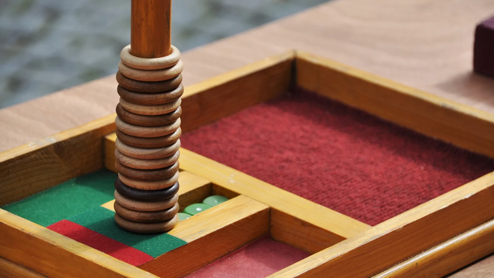 Jouets en bois pour enfants, anneaux empilés sur une tige dans un plateau à compartiments