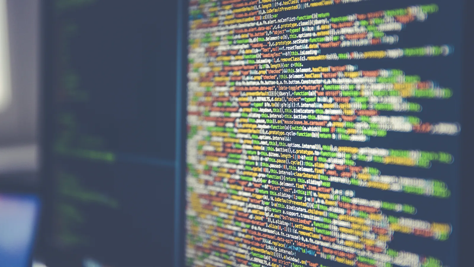 Lignes de code colorées sur un écran d'ordinateur sombre