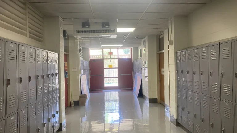 Corridor d'école secondaire vide avec casiers gris