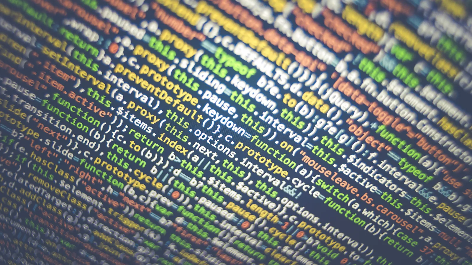 Lignes de code colorées affichées sur un écran d'ordinateur sombre