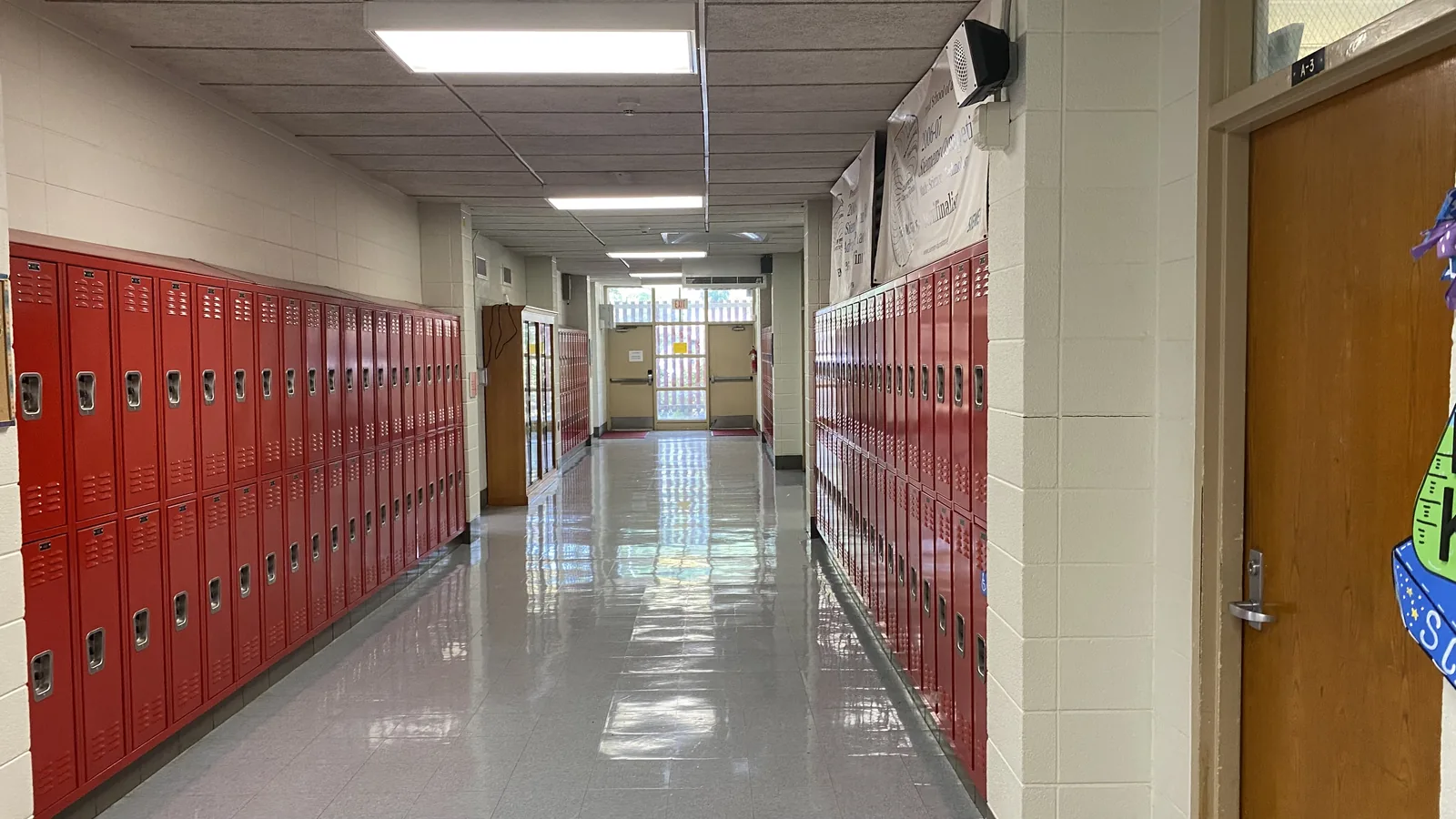 Corridor d'école vide bordé de casiers rouges