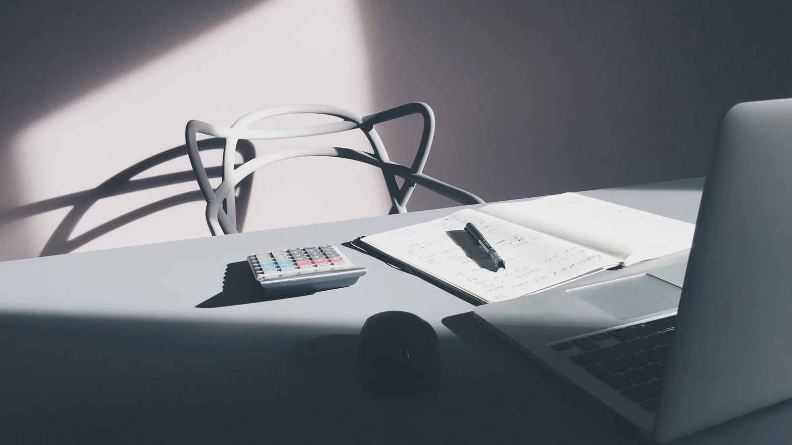 Bureau de travail avec ordinateur portable, calculatrice et carnet de notes