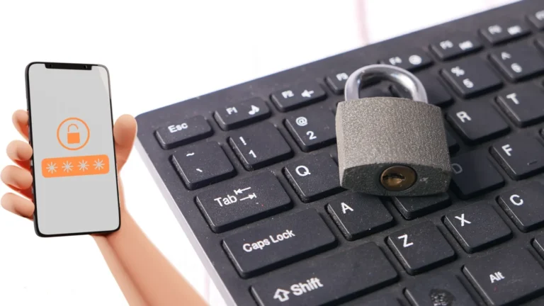 Main qui tient un téléphone avec un code de vérification devant un clavier et un cadenas